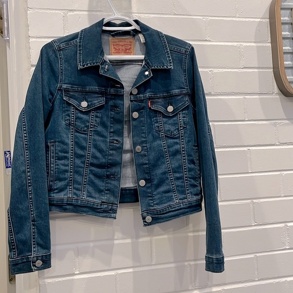 Levi's Jackets & Blazers - Levi’s classic denim jacket.